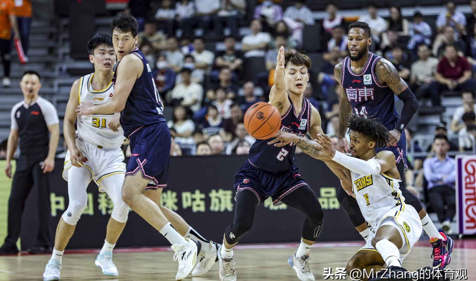 hth app-CBA季后赛赛程吃紧，密尔沃基雄鹿今夜外线爆发，震撼外界，团队化学反应显著的简单介绍-hth app