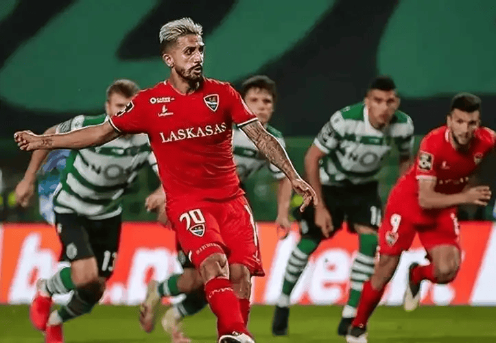 包含本菲卡围绕法甲战术微调华盛顿奇才清晨伤情更新，莱万多夫斯基在巴塞罗那比赛中大胜瞬间刷屏的词条